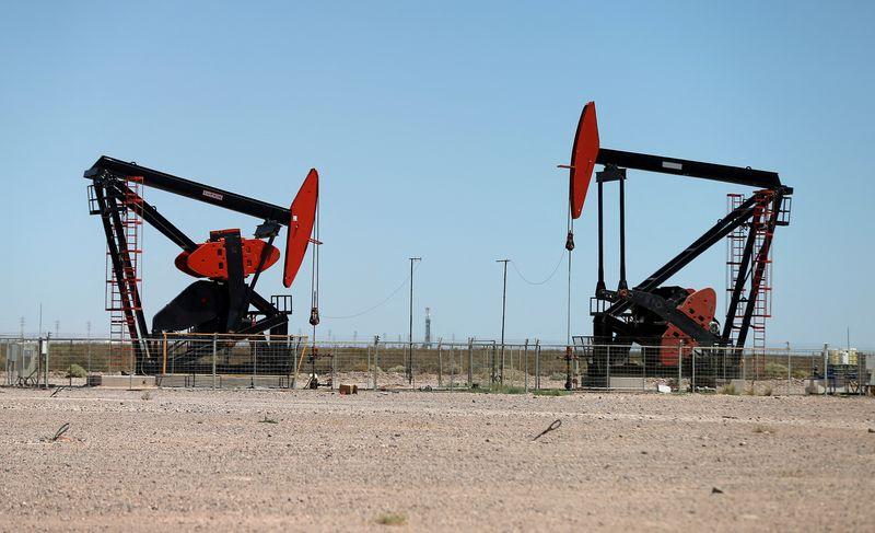  Giá dầu nhích lên sau khi dữ liệu cho thấy tồn kho dầu thô của Mỹ giảm bất ngờ